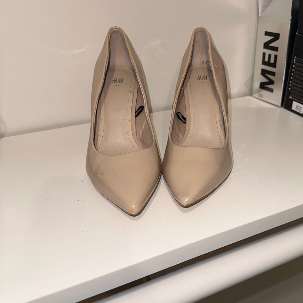 H & M pumps